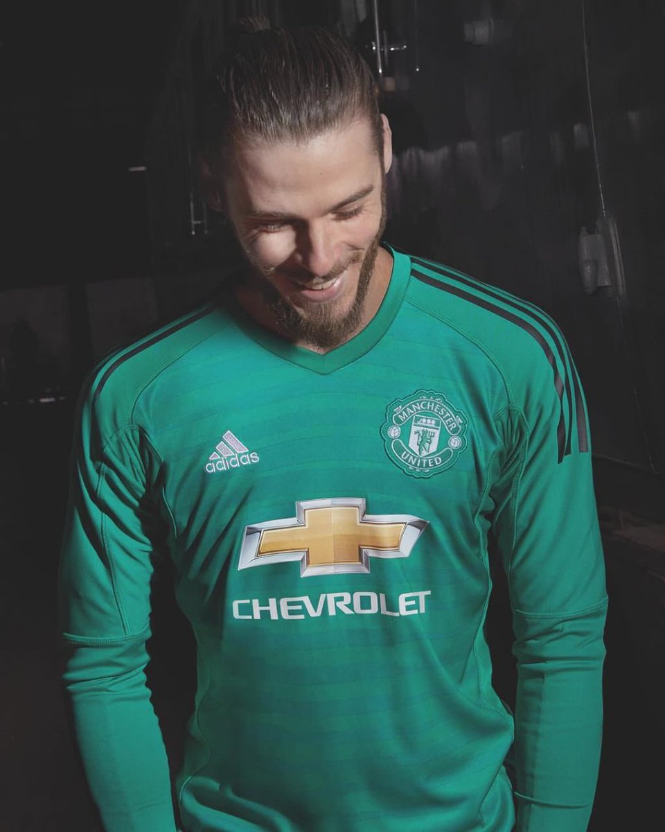 Man utd top keeper kit
